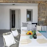 Ultramare Mykonos Beachfront House With 2 Outdoor Tubs Dom wakacyjny